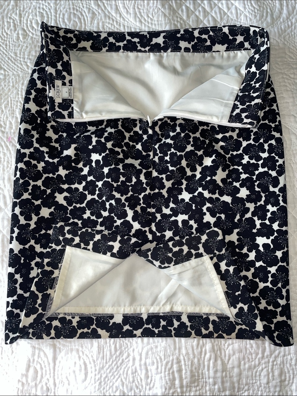 J. Crew Black & White Floral Pencil Skirt. Lined. Back zipper.  Size 2. - Picture 5 of 9